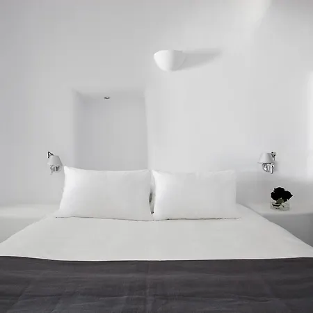 White Villa Oia (Santorini)