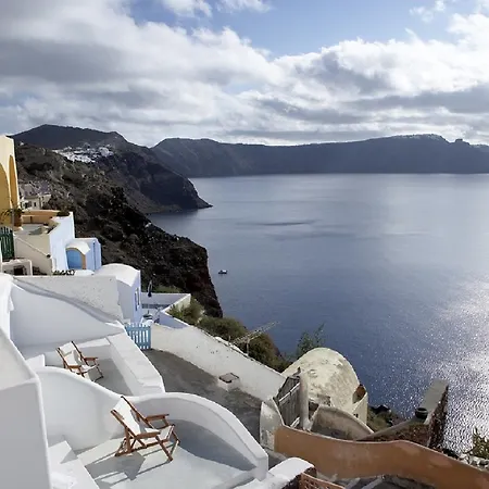 White Villa Oia (Santorini)